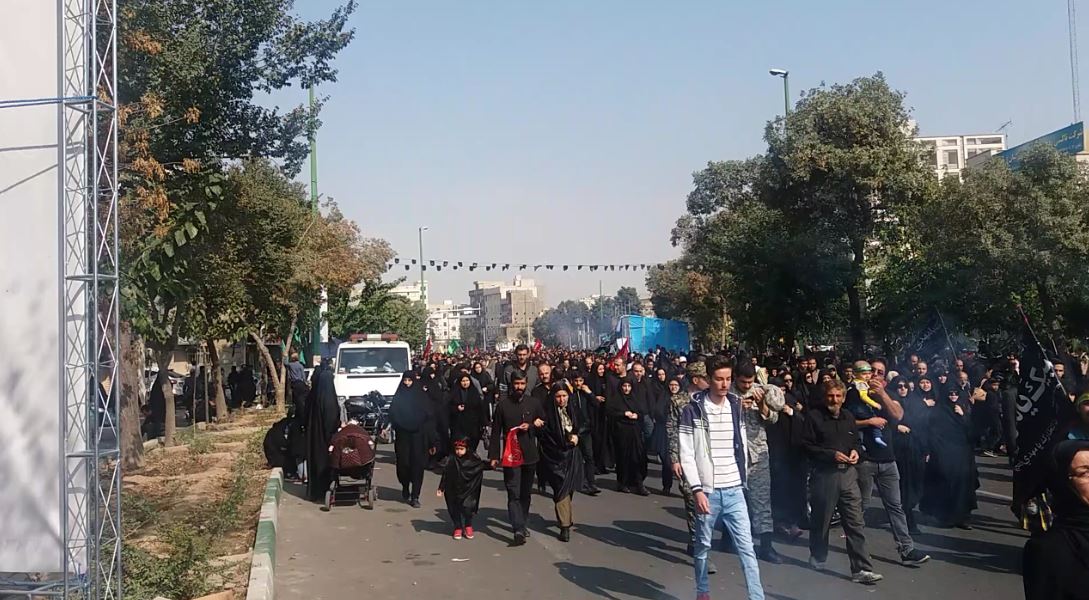  با نزدیک شدن به ظهر بود که جمعیت راهپیمایان جامانده از حرم دوست در تهران بیش از پیش شدند تا جایی که هنگامه ی اذان ظهر جای سوزن انداختن نبود