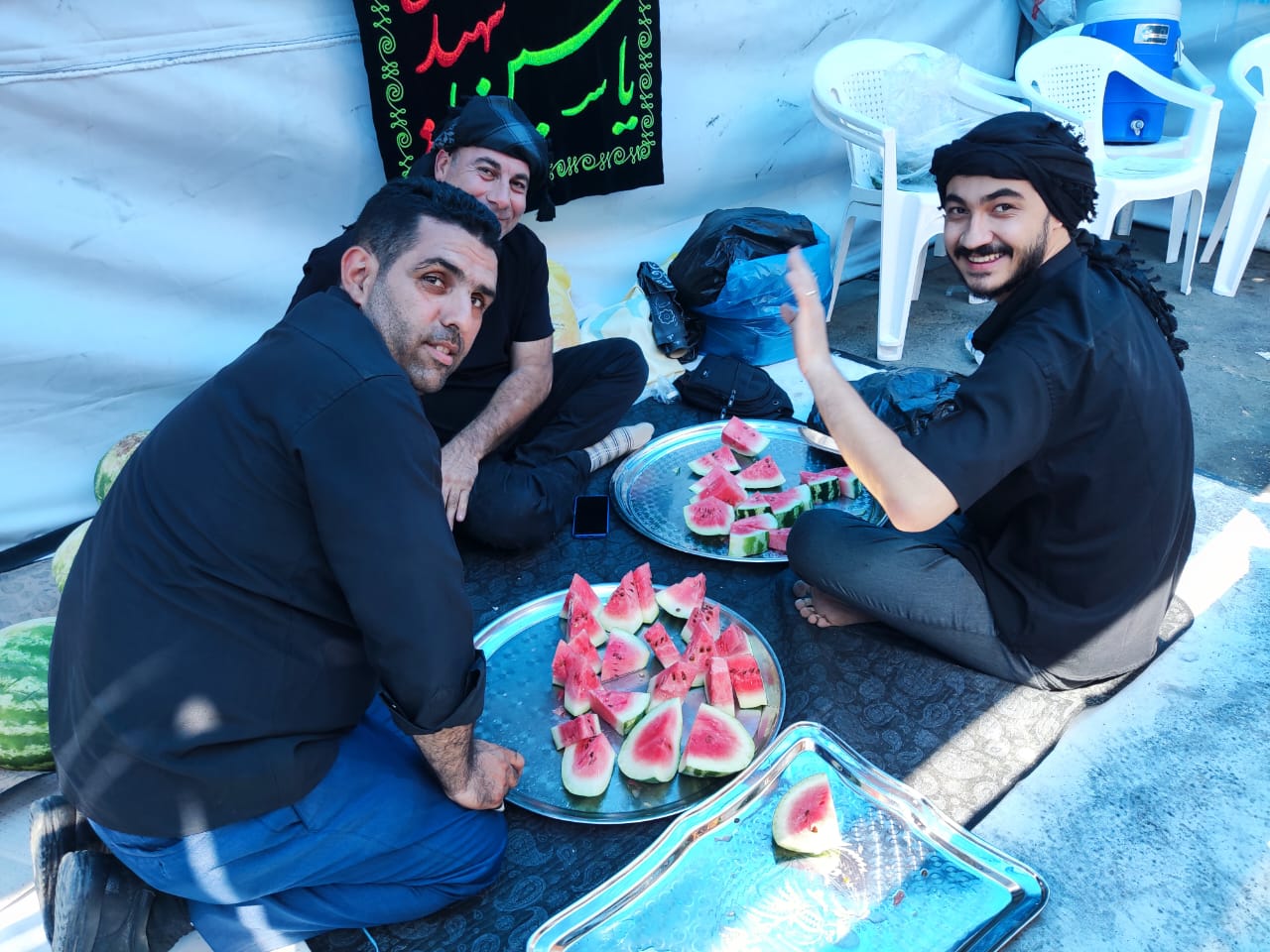  برش زدن هندوانه های خنک و اماده سازی برای توزیع توسط خادمین هیئت 
