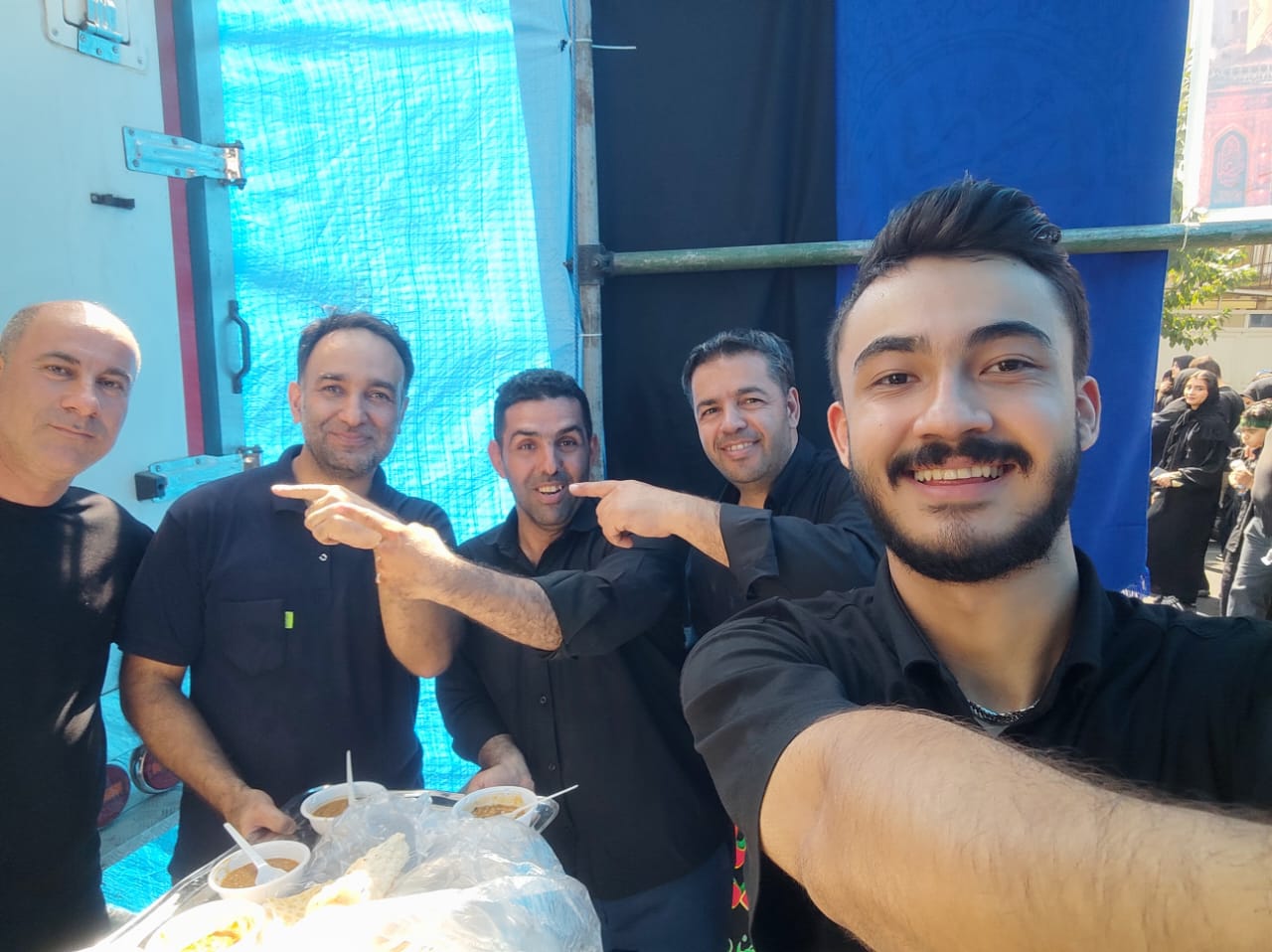  عکس یادگاری خادمین ایستگاه صلواتی