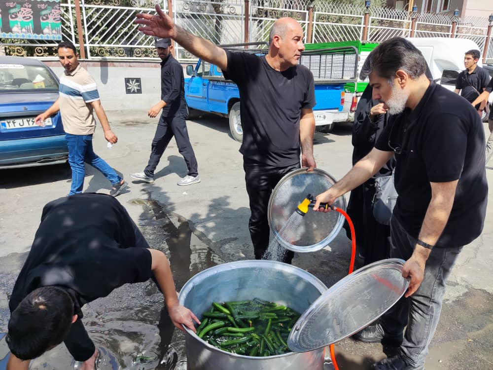  شست و شوی اقلام توزیعی مراسم توسط خادمین ایستگاه و ایستگاه کناری