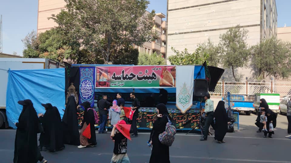  برپایی همین یک ایستگاه صلواتی هر سال داستانی دارد مثل کانتینر یخچال دار هیئت  که در تصویر دیده می شود 