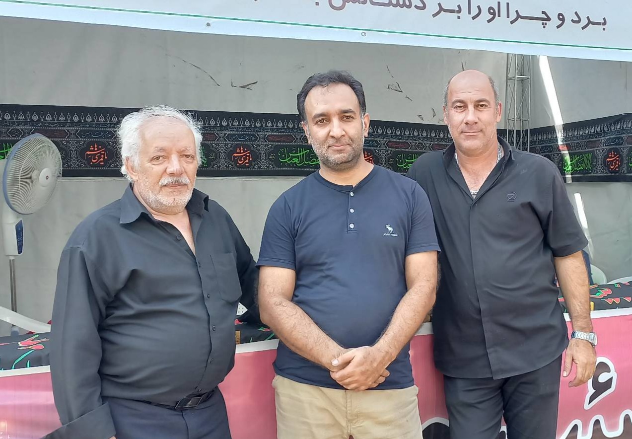  عکس یادگاری خادمین موکب ( از سمت راست به چپ آقایان پارسا، قوامی و فاطمی نویسی)