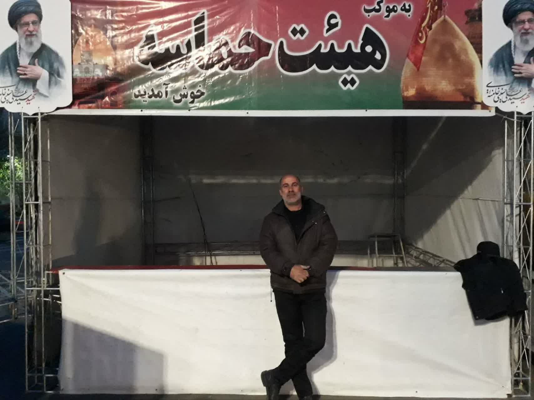  مجتبی خسته از کار سنگین روزانه و برپایی موکب با ایستگاه قیام خیابان داره عکس یادگاری می اندازه