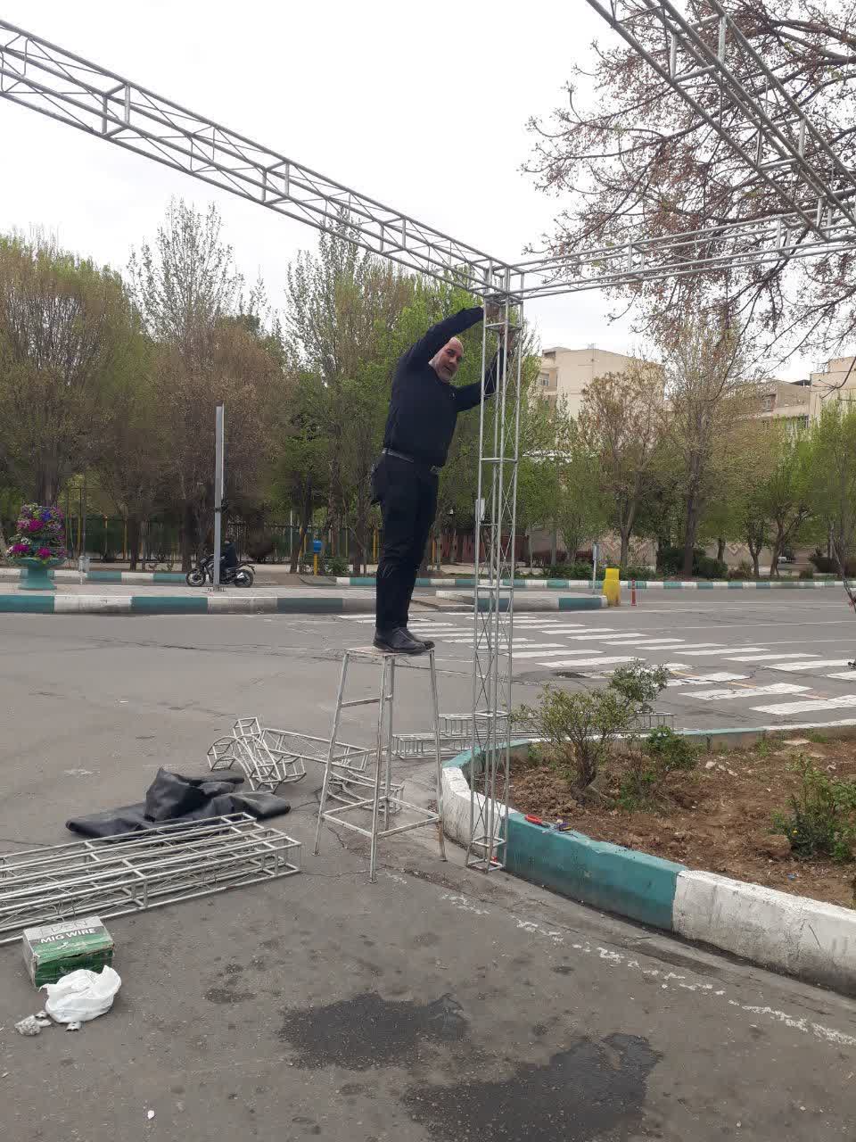  مجتبی پارسا خادم امام حسین مثل همیشه دست به آچار و آماده در حال برپایی موکب و من هم کمک کار و وردستش هستم و الان دارم عکس می گیرم
