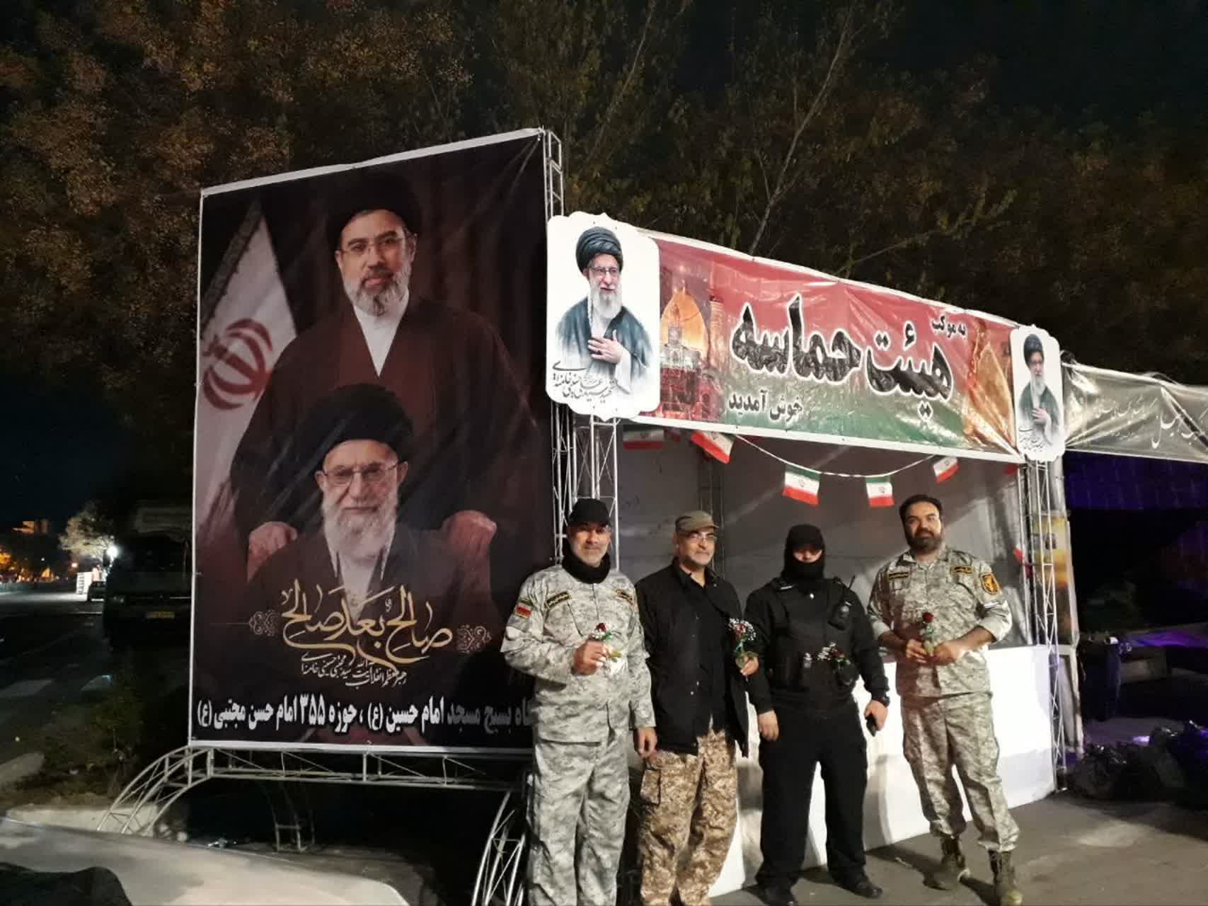 این موکب مشترک با همراهی بچه های پایگاه بسیج مسجد امام حسین حوزه 355 سپاه سید الشهدای شهر تهران در میدان شهید بروجردی دولت آباد برپا و به مدت بیش از 80 شب برپا بود و سپس اسپس های هیئت جمع آوری و با داربست های شهرداری تهران و سپاه جایگزین شد.البته با توجه به شرایط میدانی حضور سایر افراد و ایستگاه ها و با عنایت به برخوردهای سلیقه ای افراد مختلف ذیصلاح و غیره؛ بارها ایستگاه در جانمایی اش و نگاه بصری 